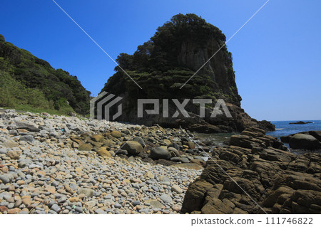 從高知縣土佐清水市海岸看到的白山洞窟 從高知縣土佐清水市海岸看到的白山洞窟 111746822