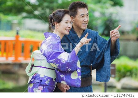 穿著浴衣的中年夫婦 穿著浴衣的中年夫婦 111747432