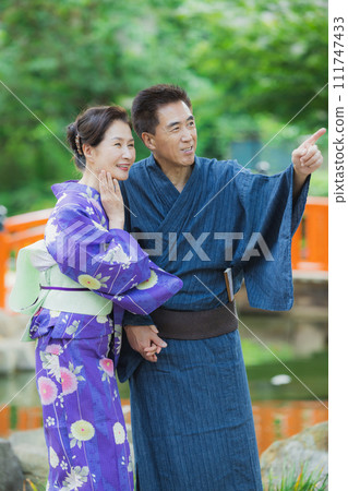 穿著浴衣的中年夫婦 穿著浴衣的中年夫婦 111747433