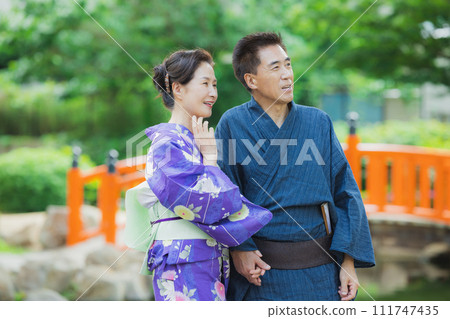 Middle-aged couple in yukata 111747435