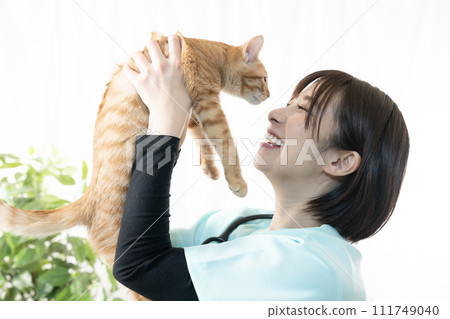 一位女獸醫抱著一隻查托拉小貓 一位女獸醫抱著一隻查托拉小貓 111749040