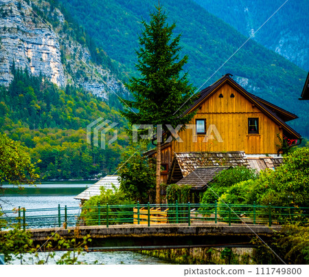 Wooden house at the lake on the background of mountains in Hallstatt, Austria Wooden house at the lake on the background of mountains in Hallstatt, Austria 111749800