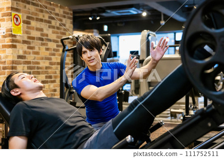 接受私人教練指導的年輕人 111752511