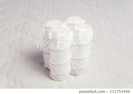 Independent spring block packed in white spunbond. 111753498