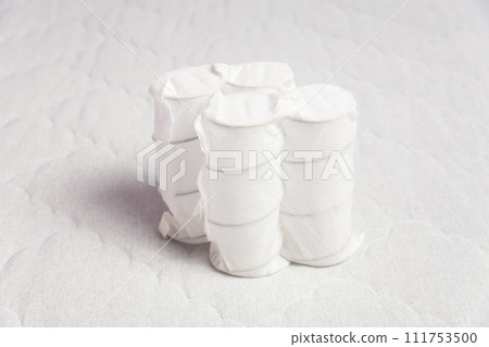 Independent spring block packed in white spunbond. Independent spring block packed in white spunbond. 111753500