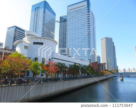 隅田川和建築物聖路加塔的景觀 隅田川和建築物聖路加塔的景觀 111753647