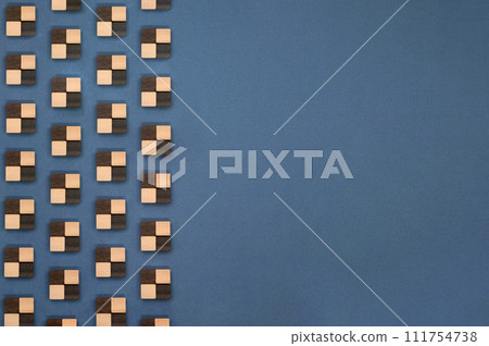 深藍色背景，左側有馬賽克塊圖案 111754738