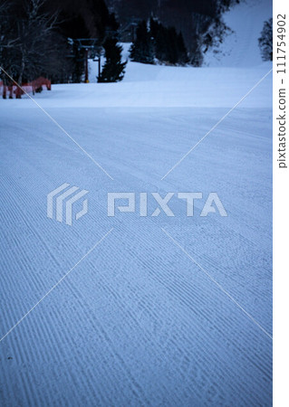 清晨維護良好的滑雪場 清晨維護良好的滑雪場 111754902