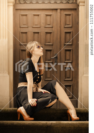 fashion woman in sunglasses on street 111755002