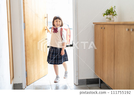 站立在入口的小學女孩 111755192