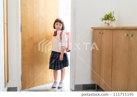 站立在入口的小學女孩 111755195