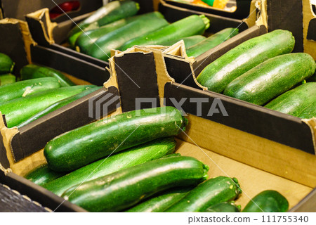 zucchini in wooden shop boxes 111755340