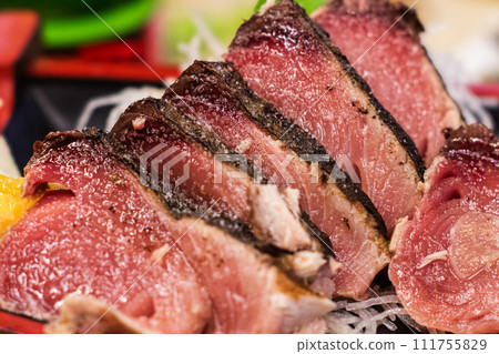 I ate seared bonito with salt. 111755829