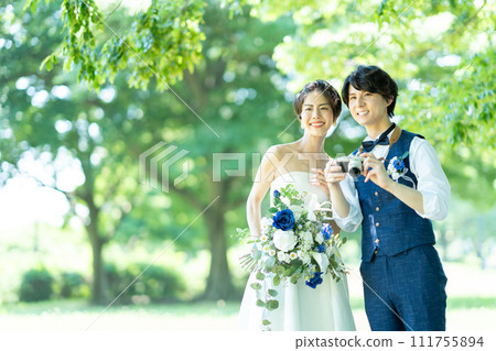 新娘和新郎拍照 111755894