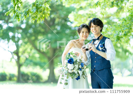 新娘和新郎拍照 111755909