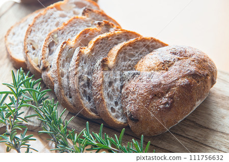 切板上有核桃的美味麵包 111756632