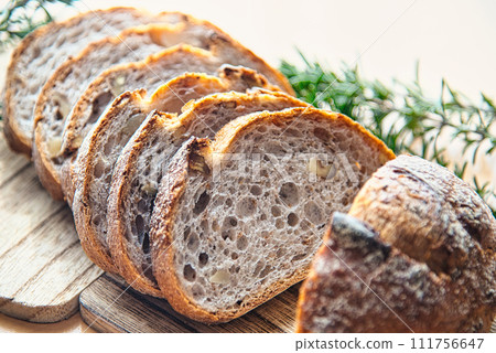 切板上有核桃的美味麵包 111756647