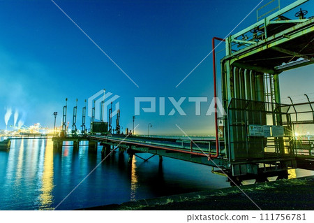 Night view of the pipeline and factory area of Nagoya Port No. 9, Nagoya City 111756781