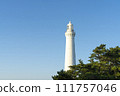 清澈的藍天映襯下的白色燈塔場景 111757046
