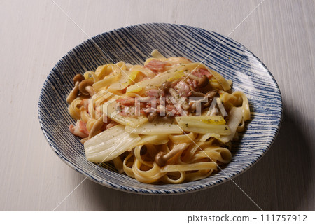 Creamy pasta with Chinese cabbage and bacon Creamy pasta with Chinese cabbage and bacon 111757912