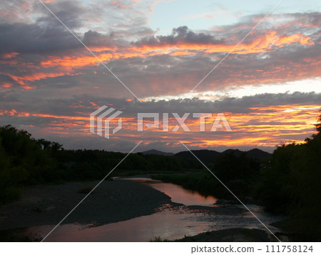 日落和水面 日落和水面 111758124