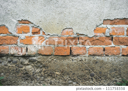 texture of old cracked brick wall and peeling plaster 111758338