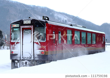 Snow-covered Akita Nairiku Jukan Railway Express Moriyoshi ShoEMI (Kamihinokinai Station) 111759198