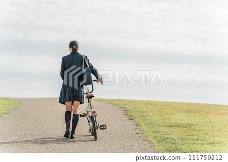 穿著制服低頭走路的國中生和高中生(壓力、疲勞、擔憂、霸凌、拒絕上學、考試不及格、成績不及格、憂鬱) 穿著制服低頭走路的國中生和高中生(壓力、疲勞、擔憂、霸凌、拒絕上學、考試不及格、成績不及格、憂鬱) 111759212