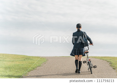 穿著校服的國高中生騎自行車上下學、上學、放學(夢想、希望、職業道路、道路、未來、未來、青春、行走) 穿著校服的國高中生騎自行車上下學、上學、放學(夢想、希望、職業道路、道路、未來、未來、青春、行走) 111759213