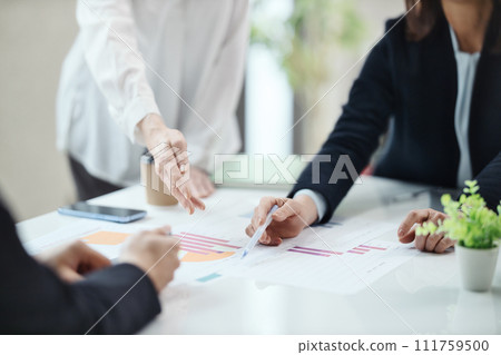 在辦公室開會的女商人的手 111759500
