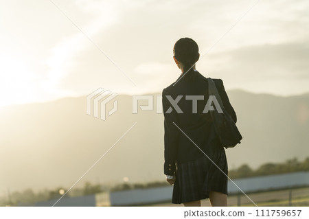 高中生、國中生、傍晚夕陽下散步的女高中生(青春、青春期、困擾、霸凌) 高中生、國中生、傍晚夕陽下散步的女高中生(青春、青春期、困擾、霸凌) 111759657