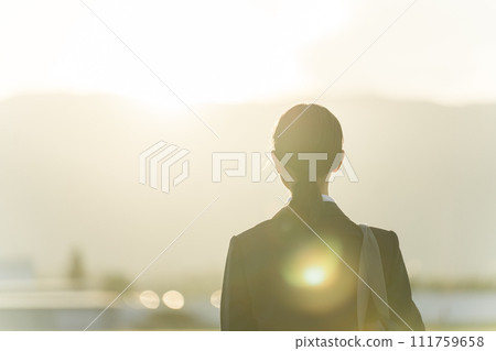 高中生、國中生、傍晚夕陽下散步的女高中生（青春、青春期、困擾、霸凌） 111759658