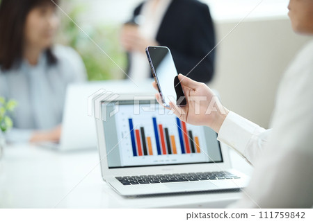 在辦公室開會的商務人士 111759842