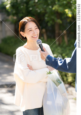 家庭主婦在街頭接受採訪 111760192