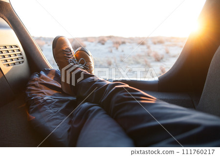 睡在車裡，坐在車後座看日落 111760217