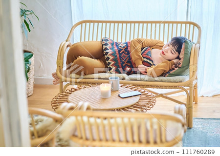 年輕女子在房間裡小睡 年輕女子在房間裡小睡 111760289