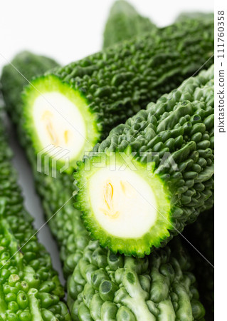 白色背景上的苦瓜 111760358