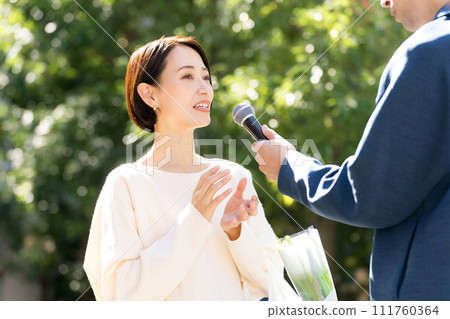 家庭主婦在街頭接受採訪 111760364