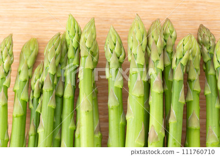 木紋背景上的綠蘆筍 木紋背景上的綠蘆筍 111760710