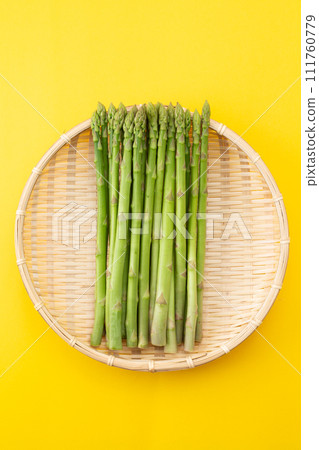 黃色背景上的綠蘆筍 111760779