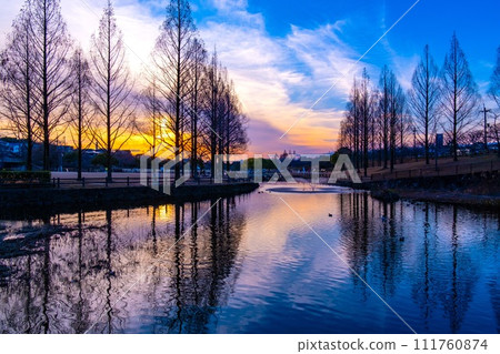 Evening view of the Uchikami River flood control green space in winter 111760874
