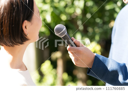 一名30多歲的女子在街上接受採訪 111760885