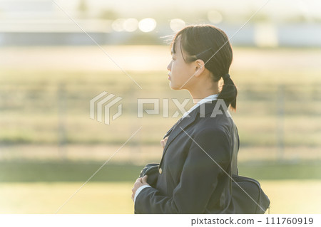 Junior high school/high school girls/high school girls in a park with a view of the blue sky Junior high school/high school girls/high school girls in a park with a view of the blue sky 111760919