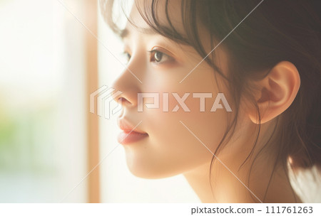 一個女人在明亮的房間裡。 AI生成影像 111761263