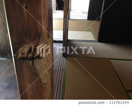 Scars of war seen in a room with tatami mats 111761343