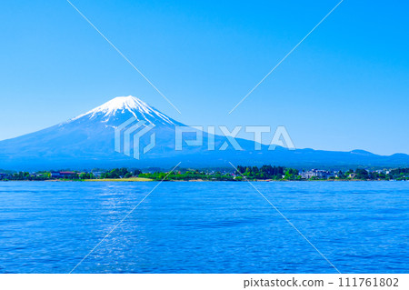 Mt. Fuji seen from Lake Kawaguchi (May) 111761802