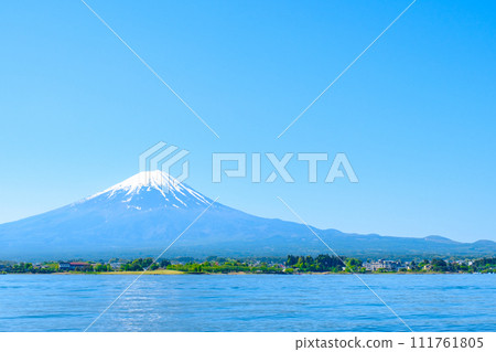 Mt. Fuji seen from Lake Kawaguchi (May) 111761805