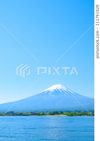 Mt. Fuji seen from Lake Kawaguchi (May) 111761826