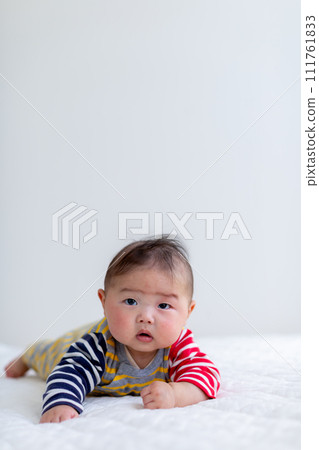 5個月大的男嬰趴在地上 5個月大的男嬰趴在地上 111761833