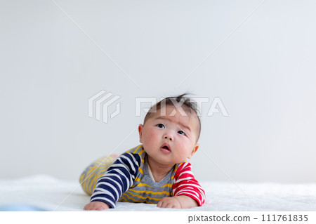 5個月大的男嬰趴在地上 5個月大的男嬰趴在地上 111761835